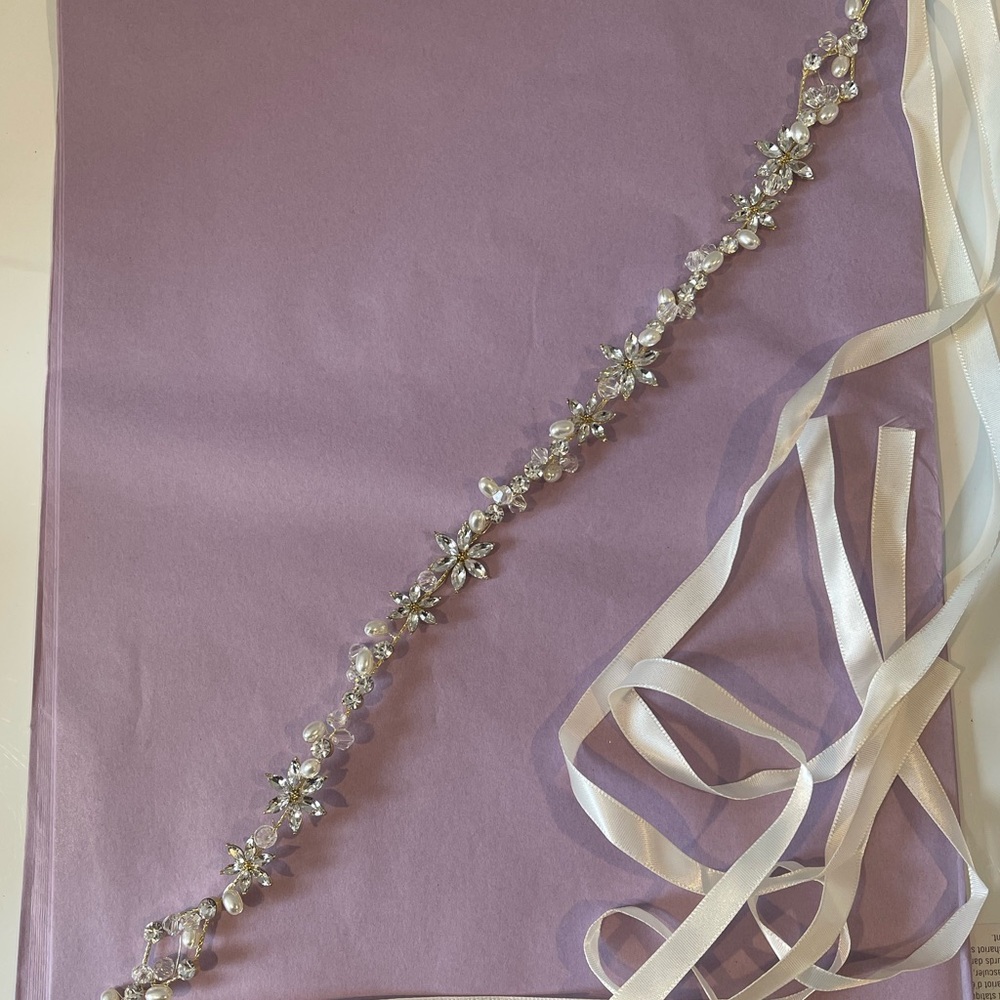 Crystal/pearl bridal head piece, never worn.